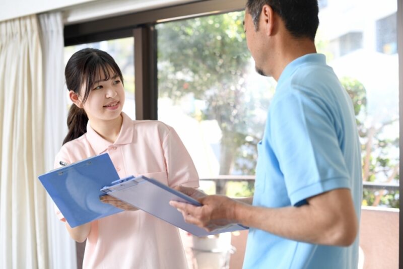 介護スタッフ同士が話し合いをしている様子