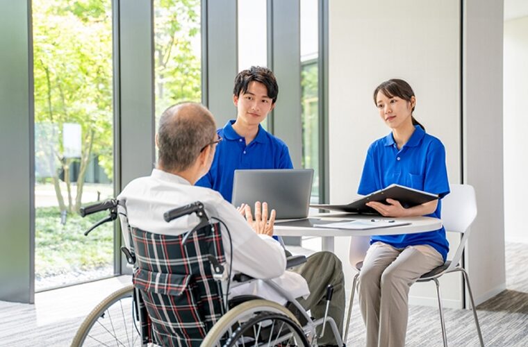 車椅子の利用者とスタッフが面談している様子