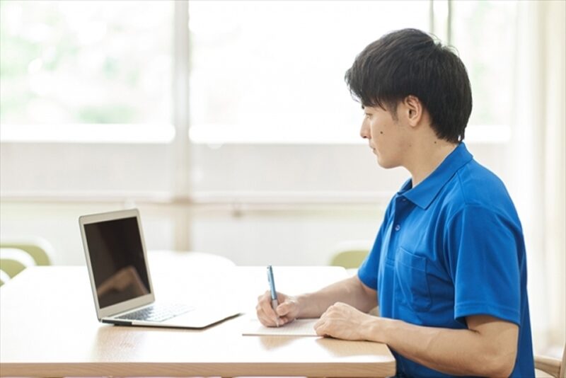 介護スタッフがパソコンを使いながら学習している様子