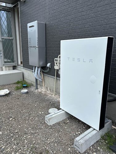 施設に設置されたテスラ社製蓄電池
